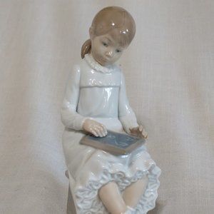 Figurine - Lladro Figurine "Girl with Chalkboard” B-2A